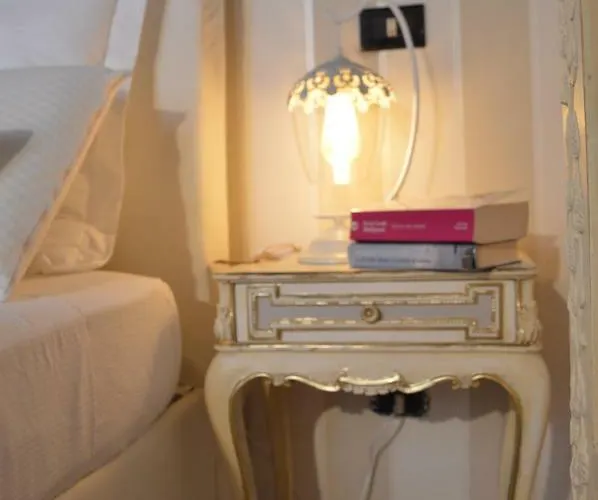 Апартаменты Historic Center - Elegant With Charming Antiques - Raffaello Рим