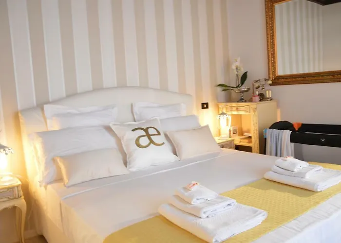 Historic Center - Elegant With Charming Antiques - Raffaello Апартаменты
