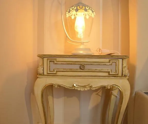 Апартаменты Historic Center - Elegant With Charming Antiques - Raffaello *