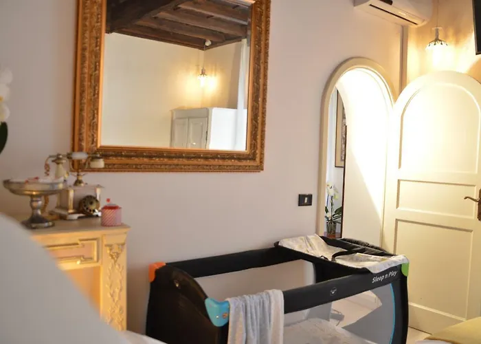 Historic Center - Elegant With Charming Antiques - Raffaello Апартаменты