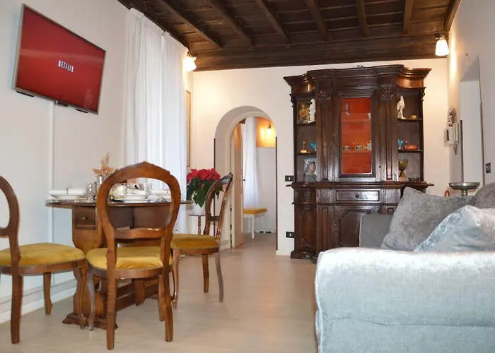 Historic Center - Elegant With Charming Antiques - Raffaello Апартаменты *